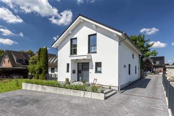 Modernes Einfamilienhaus mit gepflastertem Vorhof — Kapitalanlage im geförderten Neubau