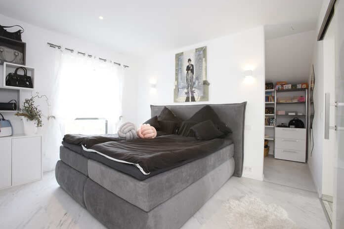 Modern eingerichtetes Schlafzimmer im realisierten Referenzprojekt