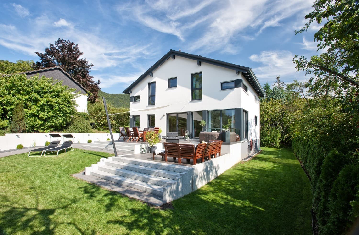 Modernes Einfamilienhaus mit Terrasse — Wohnraumentwicklung im geförderten Neubau