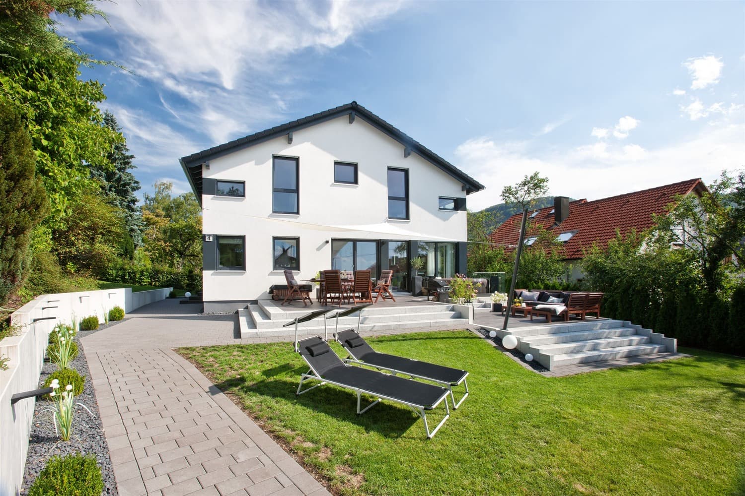 Modernes Einfamilienhaus mit Garten und Terrasse — geförderter Fertigbau